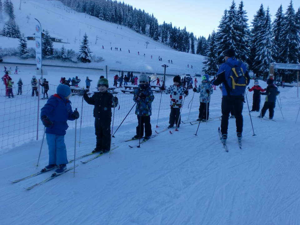 Jeunes skieurs de ski de fond