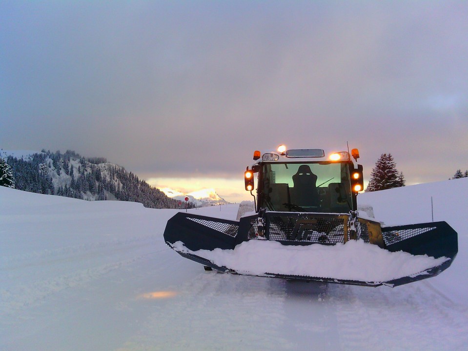 Dameuse le matin sur le domaine de ski de fond de Beauregard