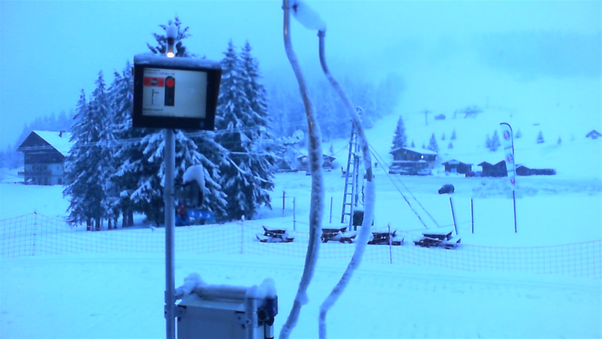 Il neige sur le domaine de ski de fond.