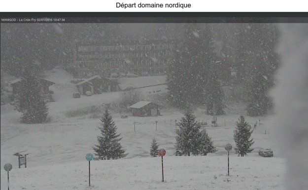 vue de la web cam , il neige sur le départ du domaine nordique.