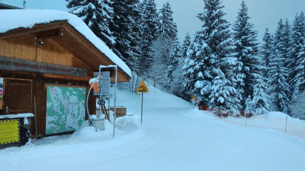 Neige de la nuit sur le domaine de ski de fond.