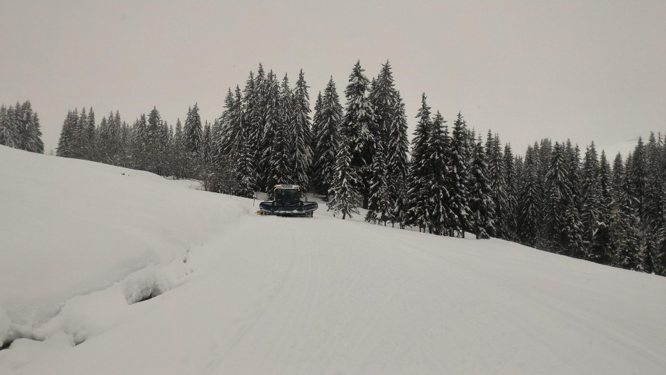 Dameuse au retour des pistes du plateau de Beauregard .
