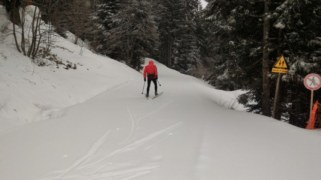Le premier skieur vient tester la neige fraîche ...