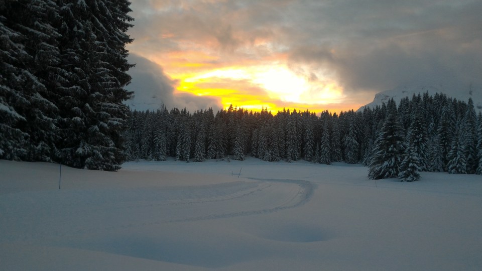 Lever de Soleil sur les Crulets, par le col des Aravis
