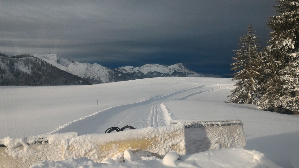 Le front de neige arrive. Vue de la piste noire de Vargne.