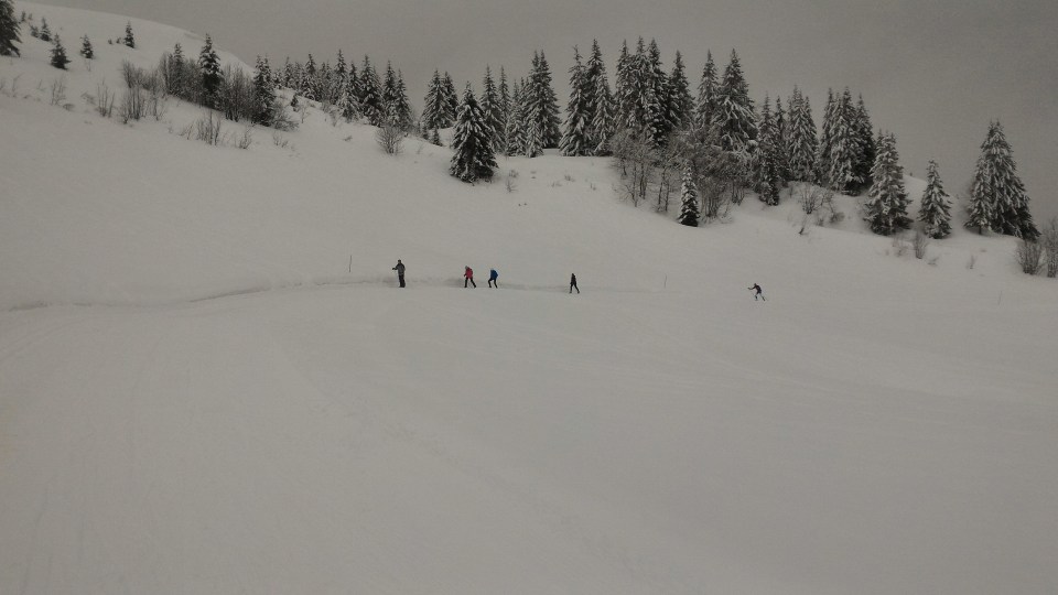 Skieurs dans la piste noire sous Colomban