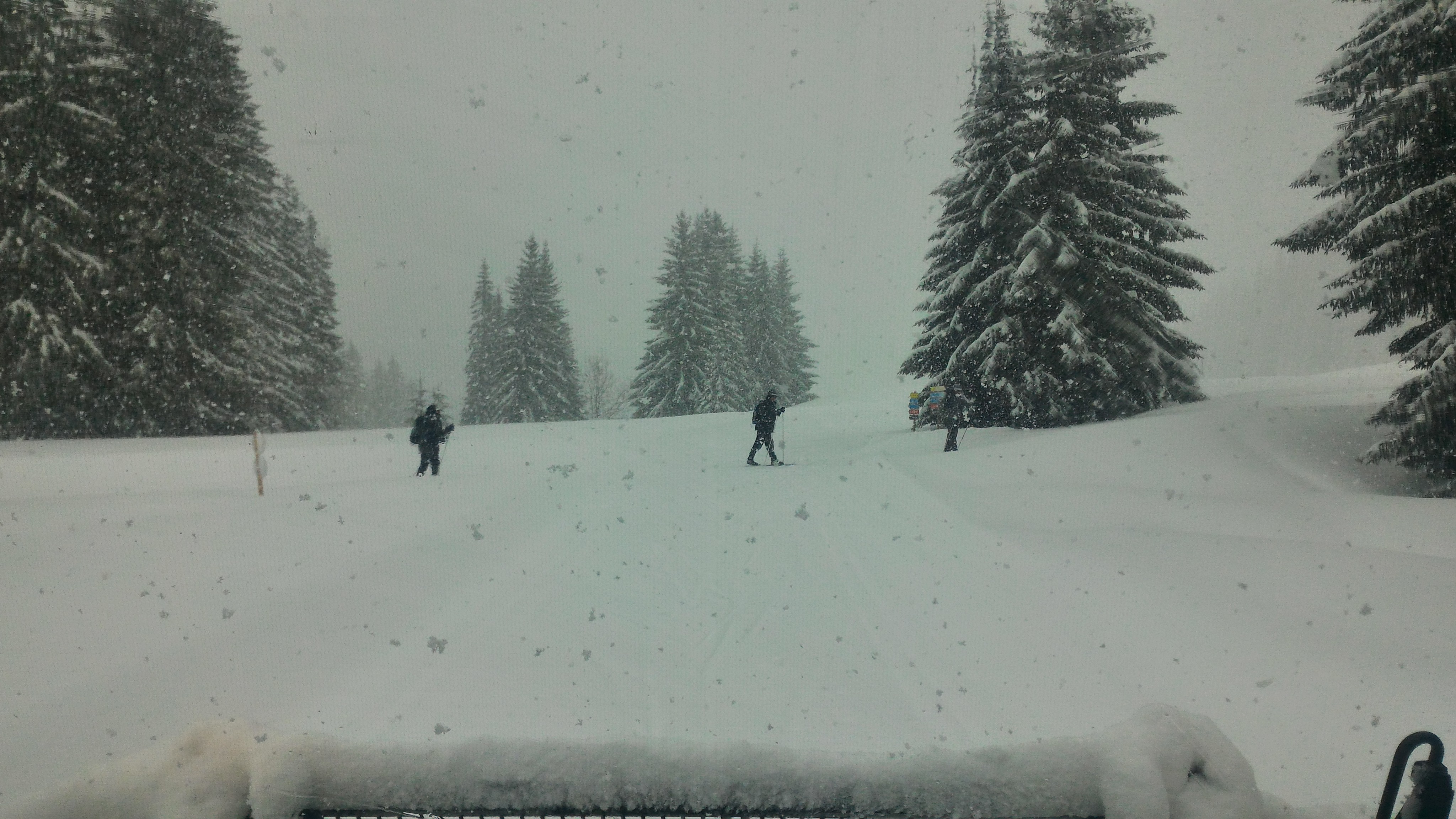 Skieurs dans la montée du Nant.