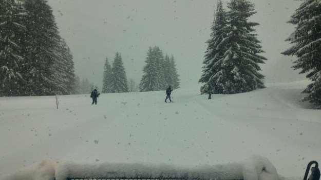 Skieurs dans la montée du Nant.
