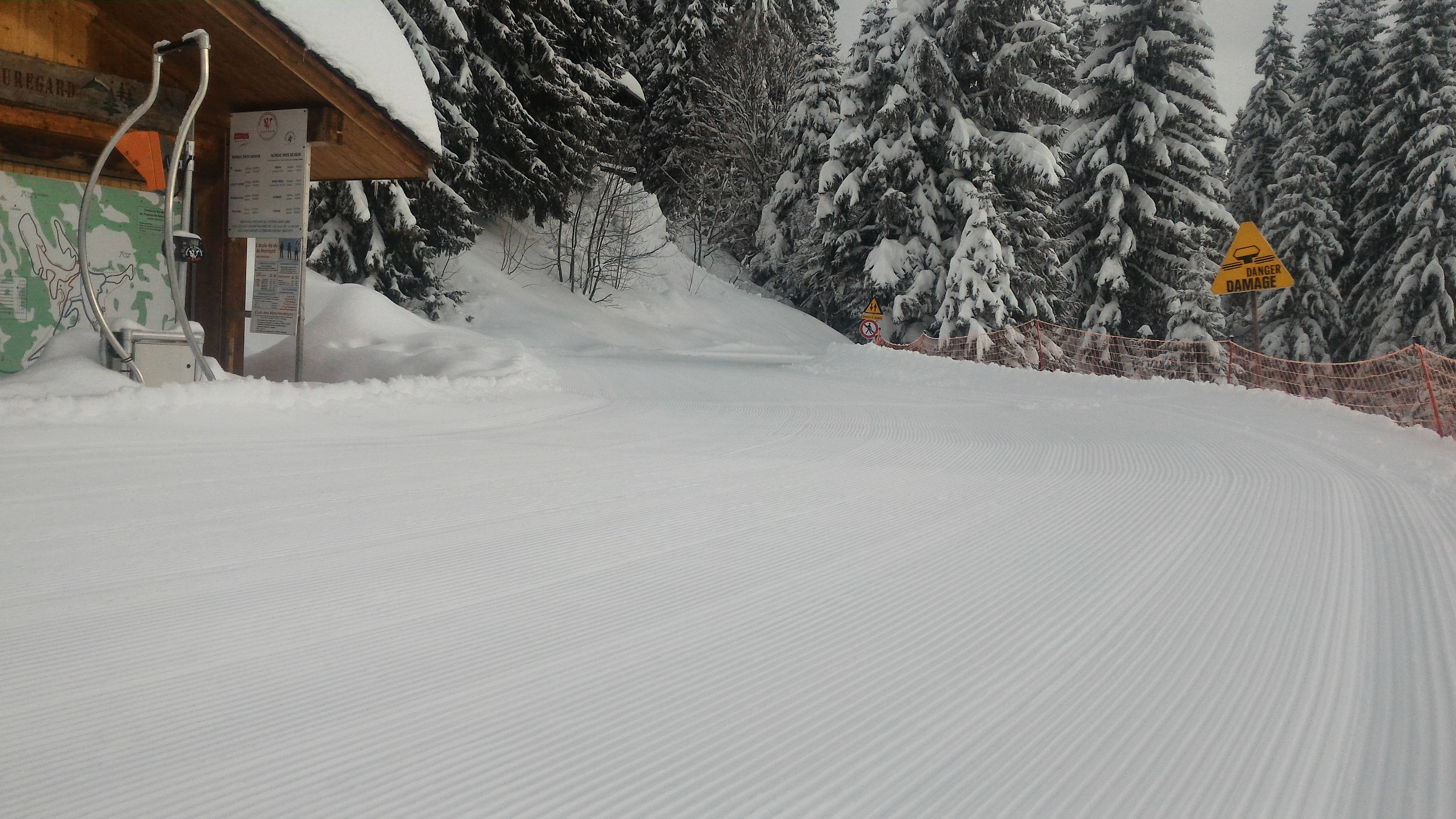 Une piste de ski de fond damée de frais.