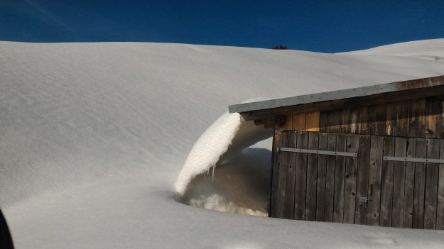 C'est le printemps la neige glisse des toits sous la piste noire de Vargne.
