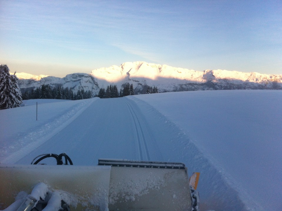 Damage du matin et lever de soleil sur les pistes de ski de fond.