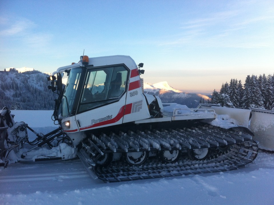 Damage du matin et lever de soleil sur les pistes de ski de fond.