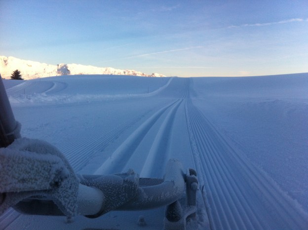 Damage du matin et lever de soleil sur les pistes de ski de fond.