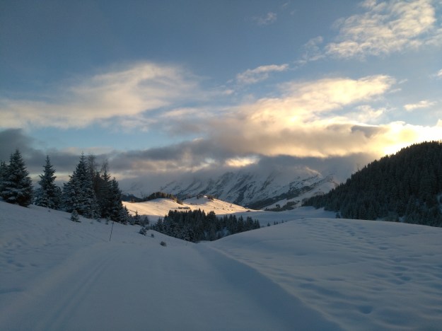 Lever de soleil sur le plateau de Beauregard et les pistes de ski de fond.