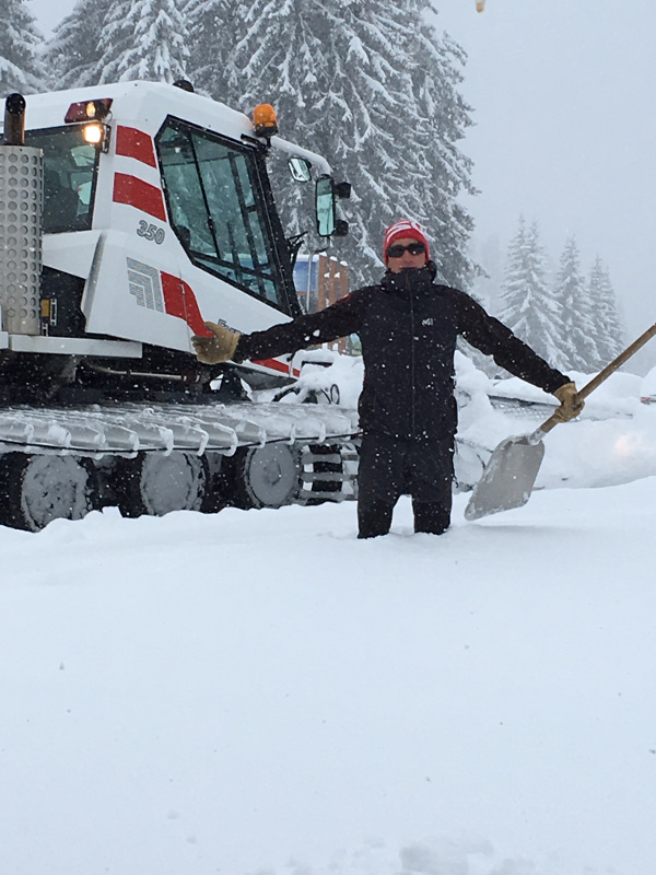 dameuse et dameur heureux sous la neige.