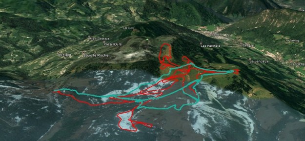 Traces des pistes de ski fond en rouge et sentier raquettes piétons en bleu.