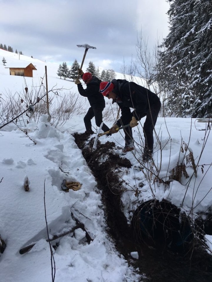 Travaux à Beauregard, mise en place de tuyaux de drainage.