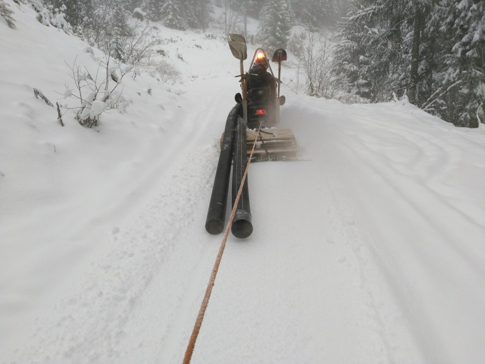 Travaux à Beauregard, mise en place de tuyaux de drainage.