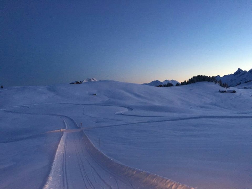 Dameuse le matin sur les pistes de ski de fond.