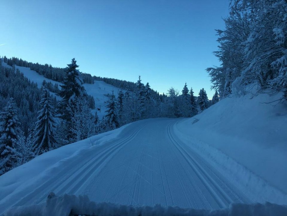 Dameuse le matin sur les pistes de ski de fond.