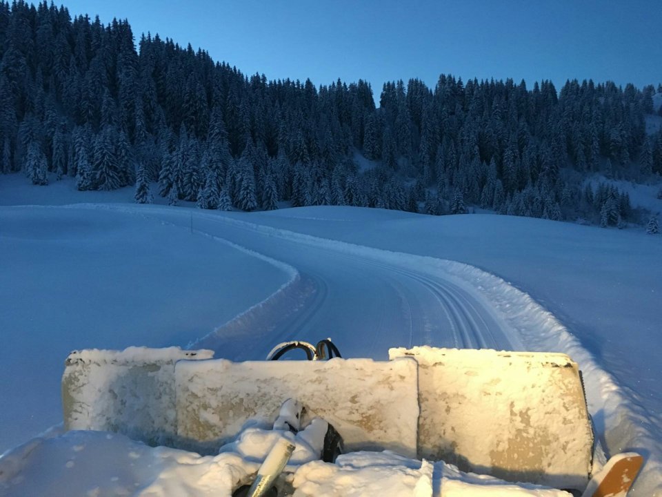 Dameuse le matin sur les pistes de ski de fond.
