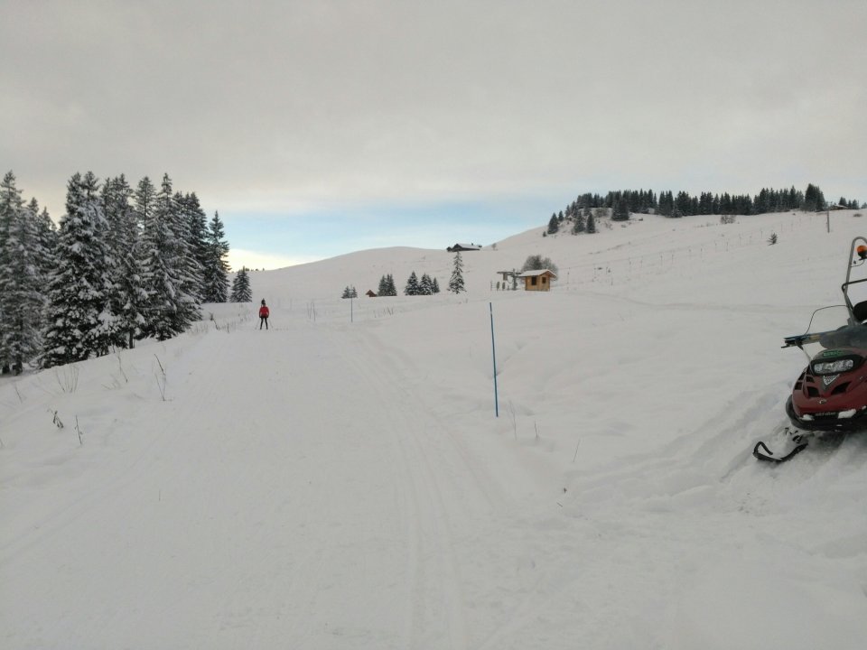 skieur de fond redescend la piste du Nant