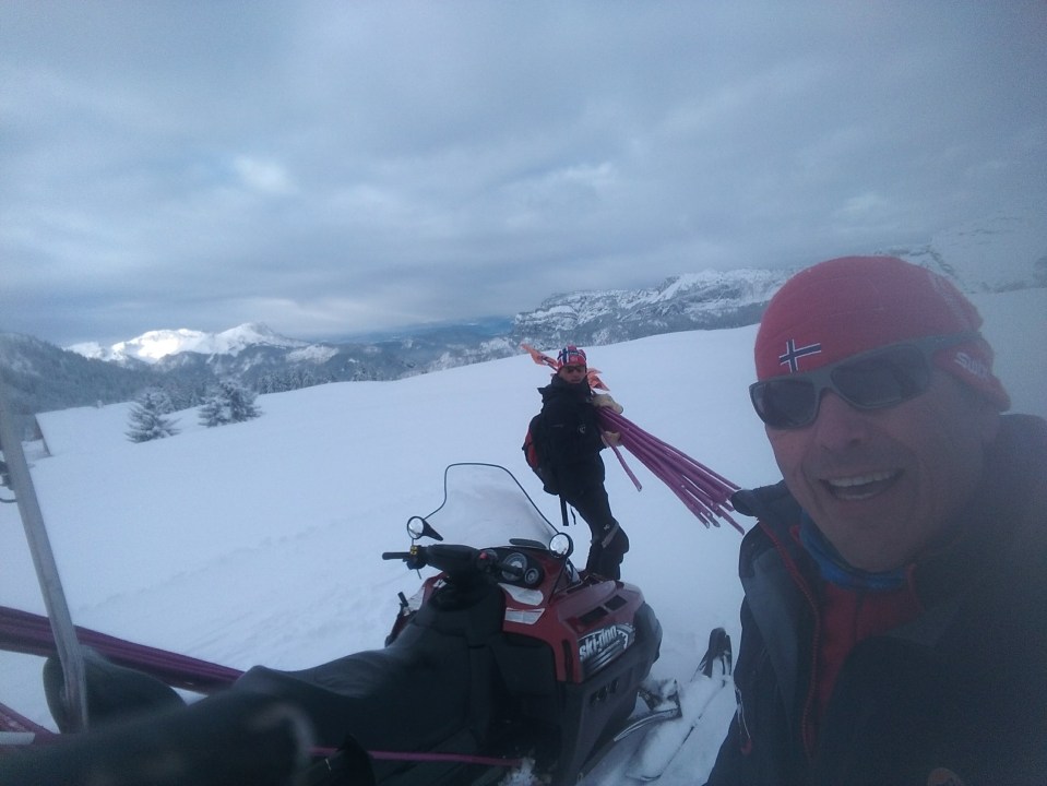 Pisteurs au jalonnage sur le domaine de ski de fond de Beauregard.
